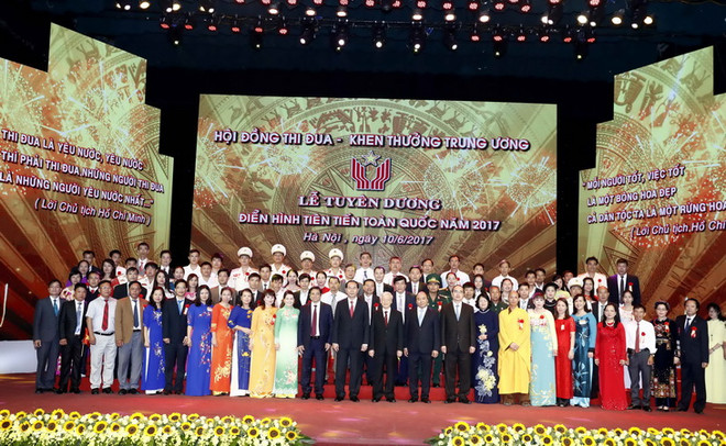 Các đồng chí lãnh đạo Đảng, Nhà nước với các đại biểu tại lễ tuyên dương. (Ảnh: Thống Nhất/TTXVN) Vinh danh nhiều tấm gương tiêu biểu góp phần xây dựng, bảo vệ Tổ quốc ảnh 3