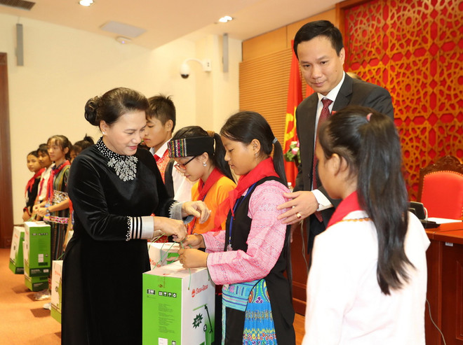 Chủ tịch Quốc hội gặp gỡ thiếu nhi tiêu biểu có thành tích xuất sắc ảnh 1