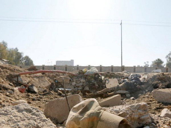 Bất ngờ phát hiện hai hố chôn tập thể chứa đầy thi thể ở Iraq ảnh 1