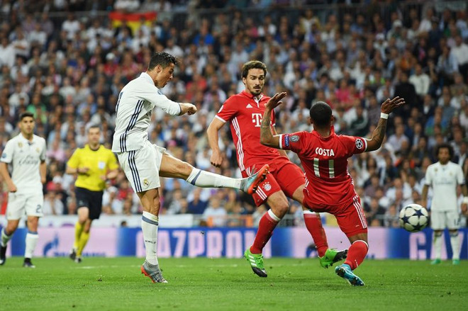 Không có chuyện Ronaldo sẽ là đồng đội của Hummels. (Nguồn: Getty Images) Bayern lên tiếng về thương vụ "bom tấn" mang tên Ronaldo ảnh 1