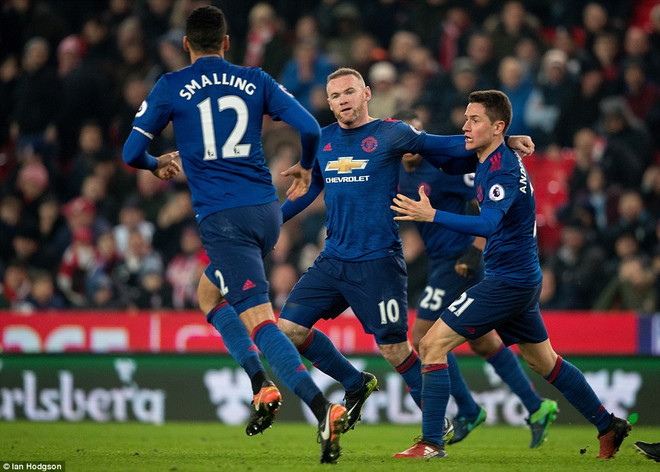 Rooney lập siêu phẩm, Manchester United thoát thua ở phút 90+4 ảnh 1