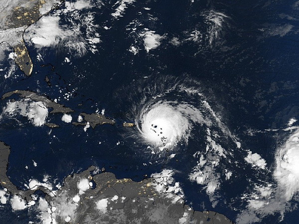 Siêu bão Irma đã đổ bộ vào khu vực Đông Bắc vùng biển Caribe ảnh 1