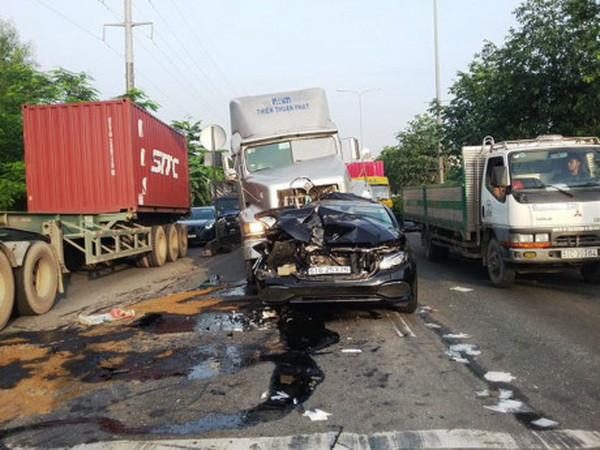 T​P.HCM: Hy hữu hai vụ va chạm làm nhiều ôtô hư hỏng nặng ảnh 1