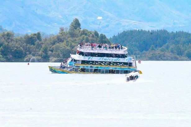 Chiếc tàu mang tên Almirante bị chìm. Khoảnh khắc tàu du lịch chở 150 người bị chìm ở Colombia ảnh 1