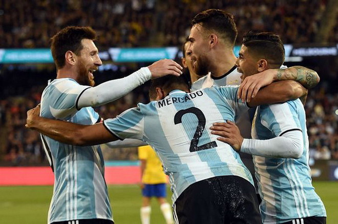 Niềm vui của cầu thủ Argentina sau bàn thắng của Gabriel Mercado. (Nguồn: Getty Images) Argentina đánh bại Brazil trong ngày ra mắt HLV Jorge Sampaoli ảnh 1