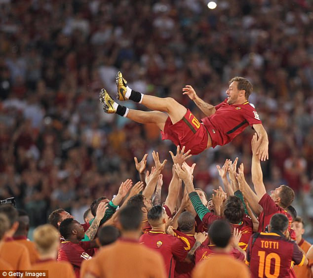"Hoàng tử" Francesco Totti rơi lệ trong ngày giã từ sự nghiệp ảnh 1