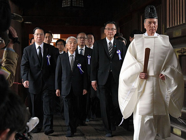 Hàng chục nghị sỹ Nhật Bản thăm và gửi đồ lễ tới đền Yasukuni ảnh 1