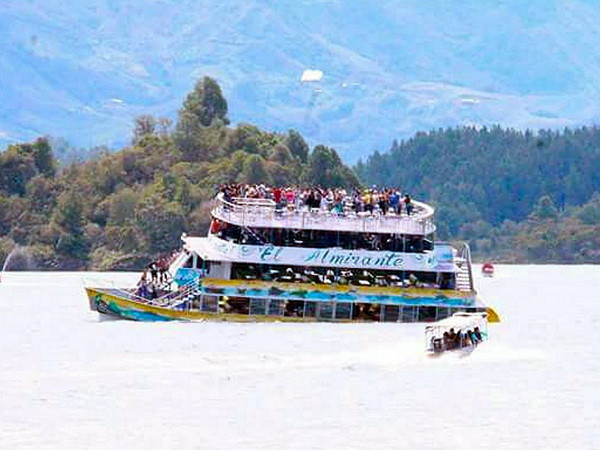 Tàu du lịch Almirante bị chìm rất nhanh dù không va chạm với chiếc tàu nào. (Nguồn: Guardian) Chìm tàu du lịch tại Colombia: 3 người chết, 30 người mất tích ảnh 1