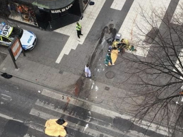 Ba người chết trong vụ đâm xe vào đám đông ở Thụy Điển, có tiếng súng ảnh 1