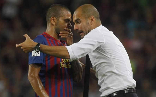 Alves và Pep khi còn ở Barcelona. (Nguồn: AP) Alves gia nhập Man City: Pep Guardiola làm lại từ hậu vệ biên ảnh 2