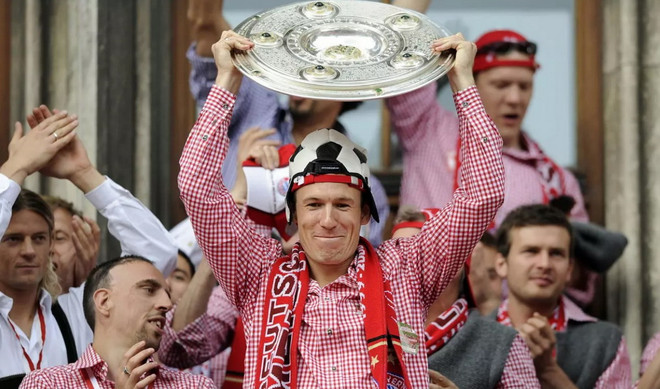 Siêu sao Arjen Robben sánh ngang huyền thoại Johan Cruyff ảnh 1