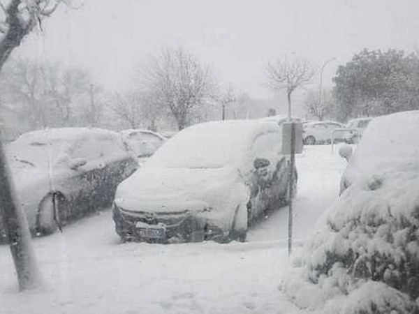 Hàng trăm nghìn người Italy chịu cảnh mất điện trong giá rét ảnh 1