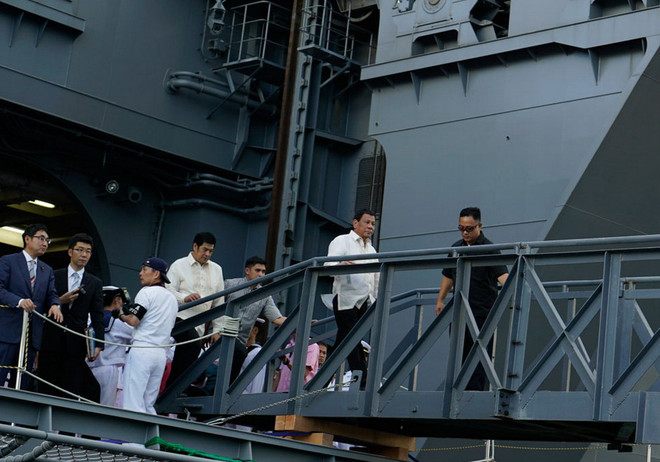 Tổng thống Philippines thăm tàu chiến lớn nhất của Nhật Bản ảnh 1