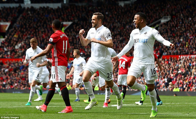 Rashford "ăn vạ" mang về penalty, M.U vẫn lỡ cơ hội vào tốp 4 ảnh 4