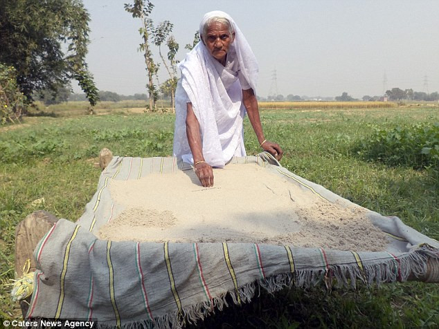 Ngỡ ngàng cụ bà gần 80 tuổi nghiện ăn cát sỏi trong suốt 18 năm ảnh 3