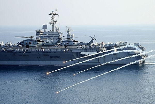 Tàu chiến Mỹ áp sát, bắn pháo sáng về phía tàu tuần tra Iran ảnh 1