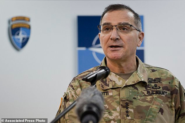 Tư lệnh NATO tại châu Âu, Tướng Curtis Scaparrotti. (Nguồn: AP) Tư lệnh NATO cam kết duy trì sự hiện diện quân sự tại Kosovo ảnh 1