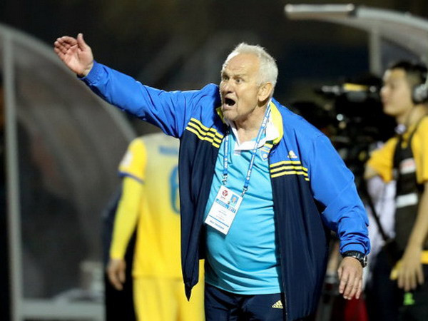 Cận cảnh HLV FLC Thanh Hóa gây sốc khi đấm học trò trên sân ảnh 1