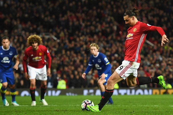 Ibra lập công giúp M.U thoát thua trước Everton ở phút bù giờ ảnh 1