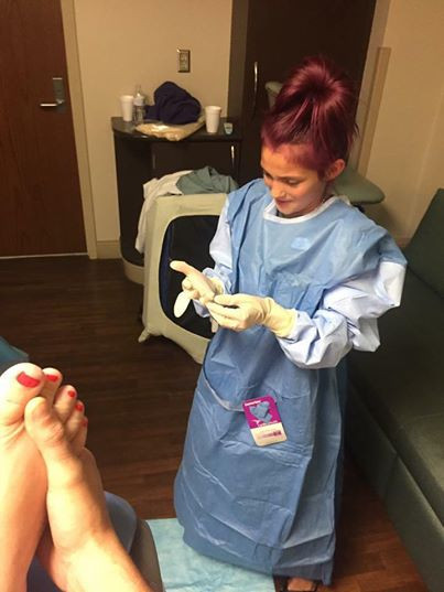 Cảm xúc đặc biệt của bé gái 12 tuổi đỡ đẻ cho mẹ ảnh 2