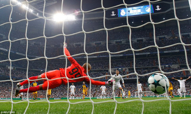 Cristiano Ronaldo tỏa sáng, liên tiếp phá kỷ lục của Lionel Messi ảnh 2