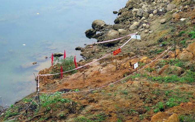 Phát hiện quả bom còn sót lại sau chiến tranh ở bãi đất gần sông Lô ảnh 1