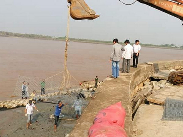 Sóc Trăng khẩn trương khắc phục triều cường làm vỡ đê biển ảnh 1