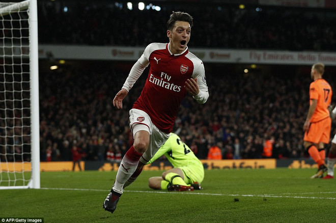 Oezil mang ưu thế về cho Arsenal ở phút 58. Arsenal và Liverpool chia điểm sau màn rượt đuổi 'siêu kịch tính' ảnh 5