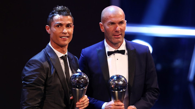 Cristiano Ronaldo giành danh hiệu Cầu thủ xuất sắc nhất năm ảnh 2