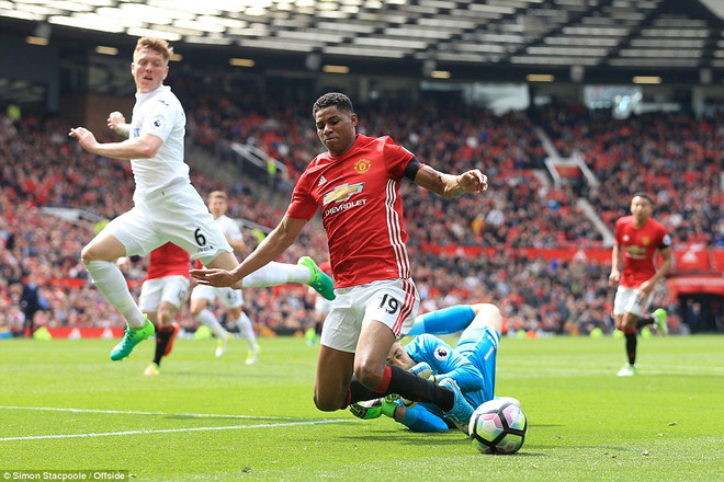 Rashford "ăn vạ" mang về penalty, M.U vẫn lỡ cơ hội vào tốp 4 ảnh 1