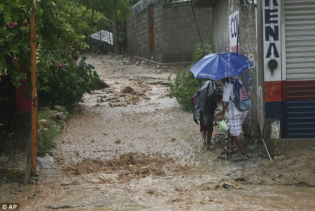 Bão Max đ​ang áp sát thành phố biển Acapulco của Mexico ảnh 1