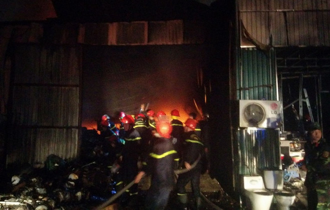 Đang xảy ra cháy lớn kho đồ dùng bảo hộ lao động ở 199 Minh Khai ảnh 3