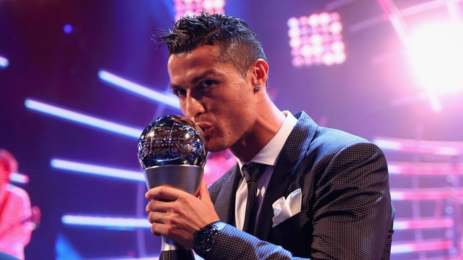 Cristiano Ronaldo giành danh hiệu Cầu thủ xuất sắc nhất năm ảnh 1