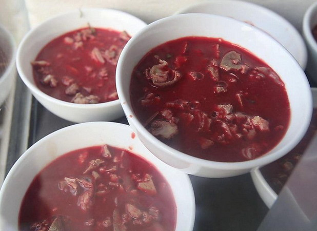 Báo nước ngoài cảnh báo về món tiết canh "khoái khẩu" của Việt Nam ảnh 1