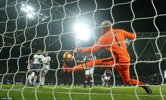 Cận cảnh Valencia bỏ lỡ cơ hội không tưởng từ khoảng cách 1m ảnh 1