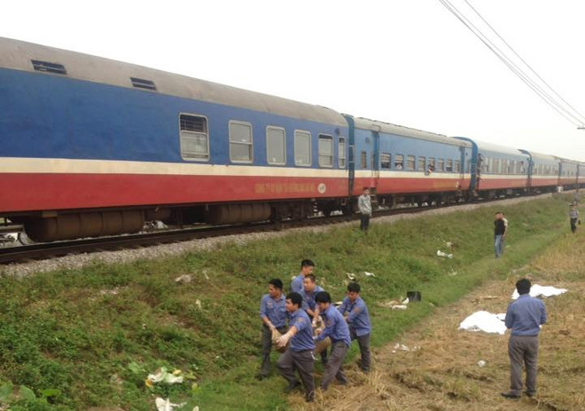 Nam Định: Tàu hỏa đâm xe máy làm 3 người tử vong thương tâm ảnh 1
