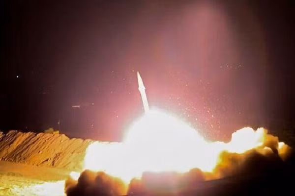 Iran cảnh báo sẽ tiến hành thêm nhiều vụ tấn công tên lửa ảnh 1