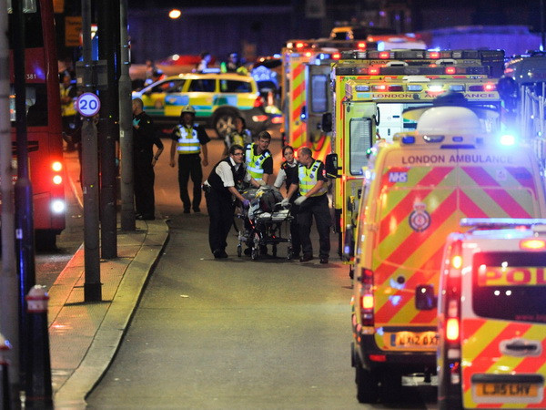 Cấp cứu người bị thương sau vụ tấn công ở London. (Nguồn: AFP) Tiền tuyến thất thủ, IS kích động trả thù ngay tại phương Tây ảnh 1