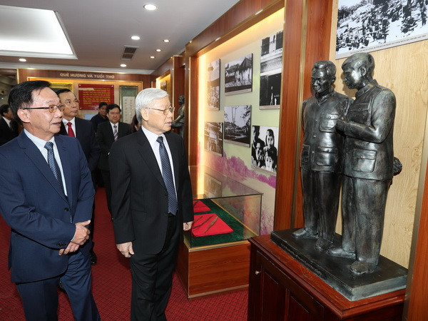 Tổng Bí thư thắp hương tưởng niệm Đại tướng Nguyễn Chí Thanh ảnh 1