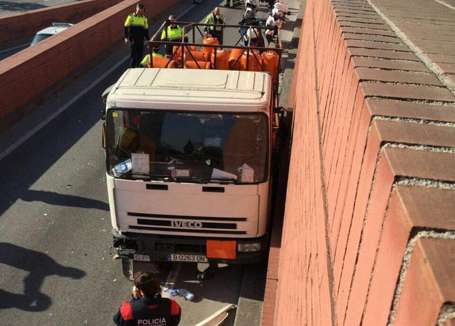 Tây Ban Nha: Cảnh sát nổ súng chặn xe tải nghi ngờ tấn công khủng bố ảnh 1
