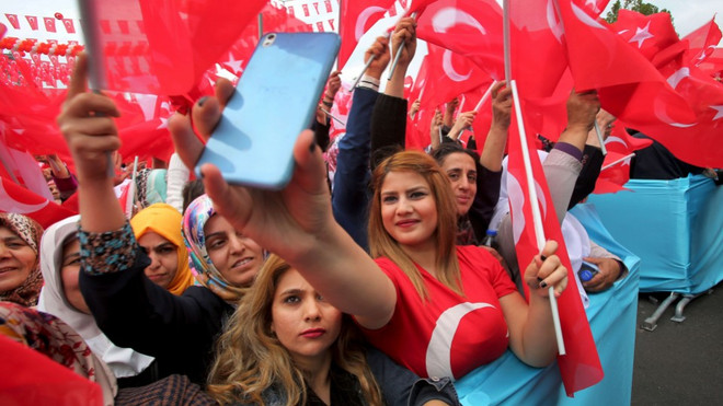 Cử tri Thổ Nhĩ Kỳ bắt đầu đi bỏ phiếu về sửa đổi Hiến pháp ảnh 1