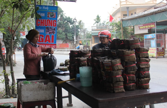 [Photo] Vùng làm Bánh chưng Cầu Báng tất bật “nổi lửa” vào Tết ảnh 7