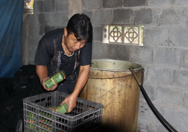 [Photo] Vùng làm Bánh chưng Cầu Báng tất bật “nổi lửa” vào Tết ảnh 5