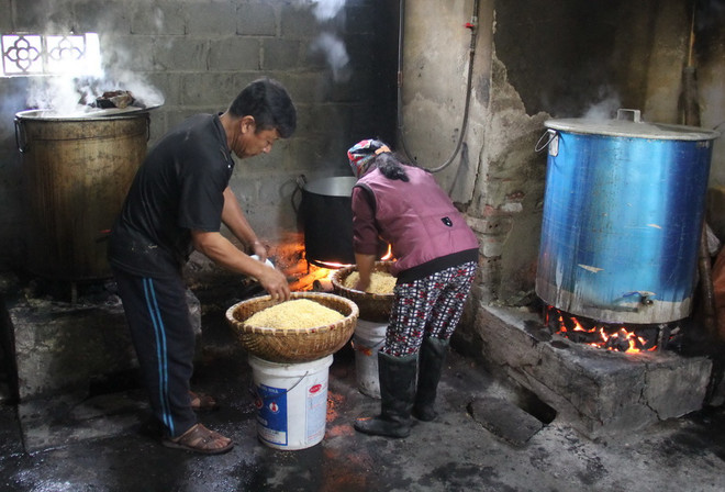 [Photo] Vùng làm Bánh chưng Cầu Báng tất bật “nổi lửa” vào Tết ảnh 6