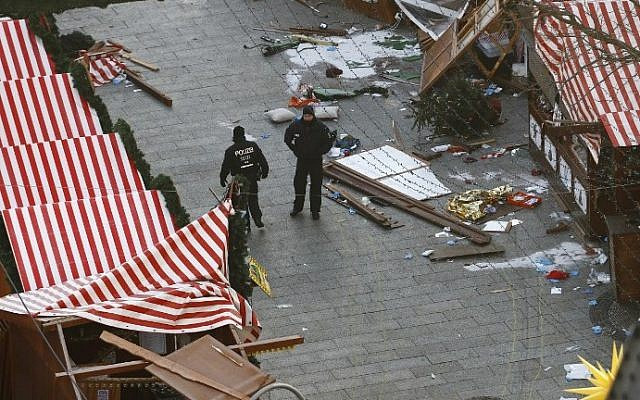 Cảnh sát Đức vụ tấn công Chợ Giáng sinh ở Berlin năm 2016. (Nguồn: AFP) Đức xét xử giáo sỹ cực đoan chuyên chiêu mộ lực lượng cho IS ảnh 1