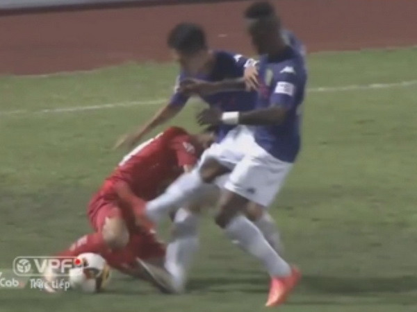 Cận cảnh cầu thủ Hà Nội vào bóng nguy hiểm với tài năng HAGL ảnh 1