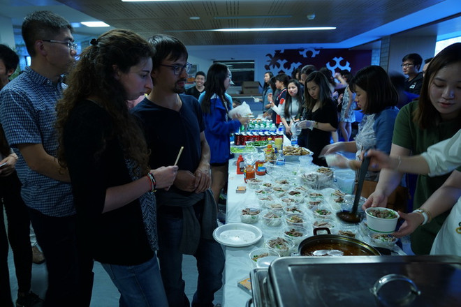 Chợ quê Việt sôi động giữa lòng thủ đô Canberra của Australia ảnh 3