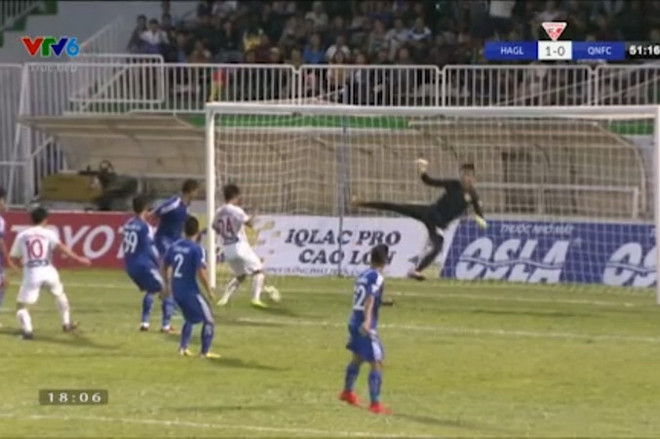Cầu thủ Quảng Nam phản ứng dữ dội sau bàn thắng gây tranh cãi ảnh 1