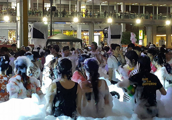 Người dân khắp đất nước Thái Lan chính thức đón Tết Songkran ảnh 1