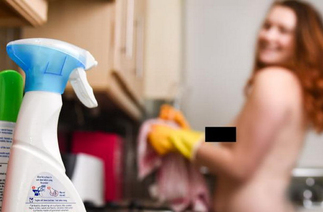 Bất ngờ với bà mẹ trẻ khỏa thân lau dọn nhà lấy tiền nuôi con ảnh 1